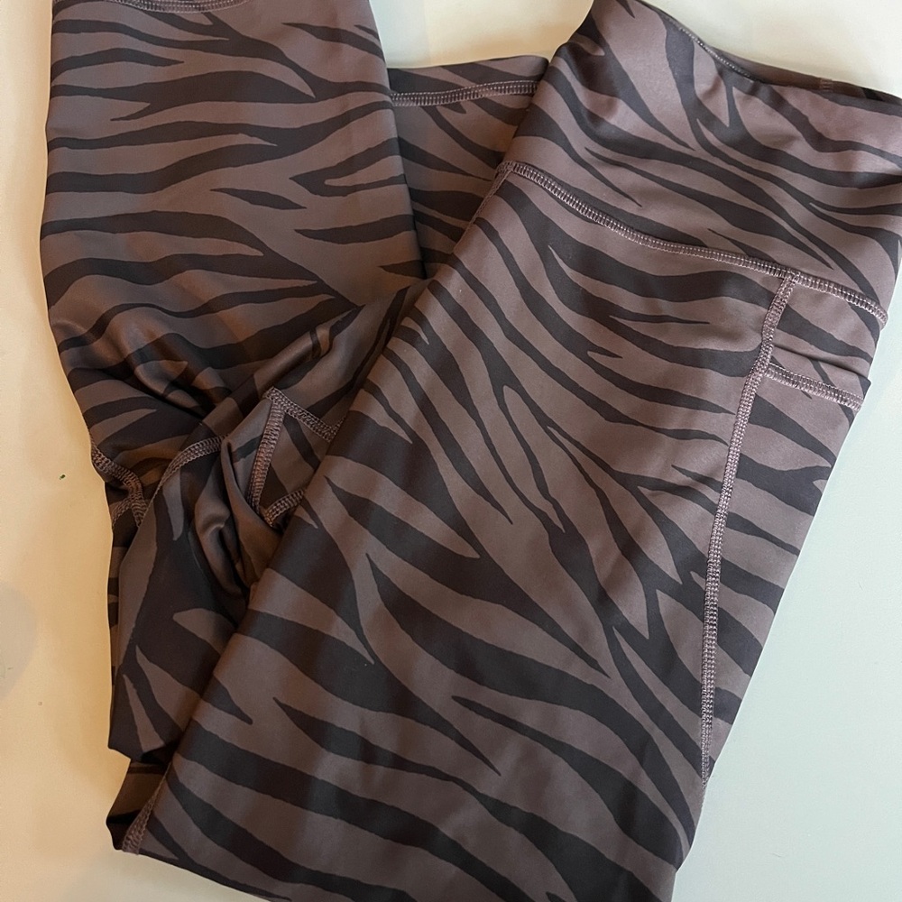 Old Navy powersoft Zebra Print Leggings - Black and Grey